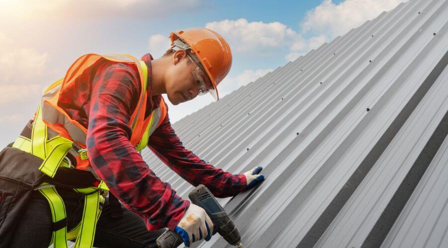 Professional gutter cleaning in Hooks, TX